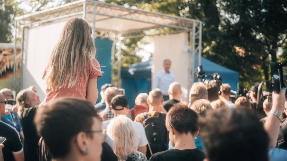 «Οι νεότεροι άνθρωποι είναι πολύ πιο πιθανό να επιλέξουν ένα πιο αριστερό ή πιο δεξιό κόμμα από ένα κεντρώο» / Facebook / AfD Thuringen
