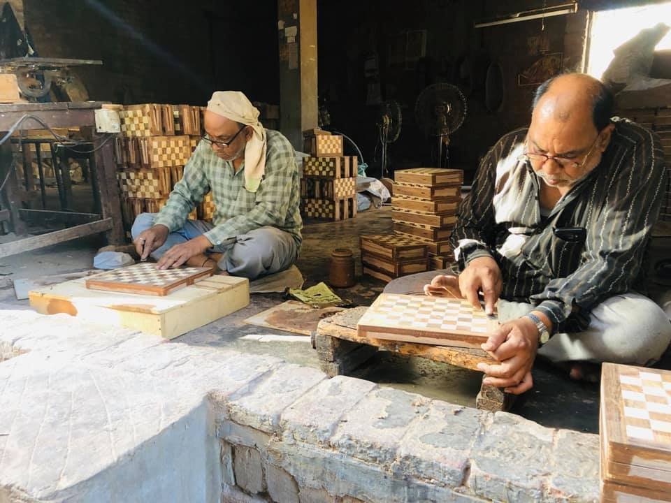 Tα κομμάτια του σκακιού σκαλίζονται από τοπικά είδη ξύλου / CHESS EMPIRE