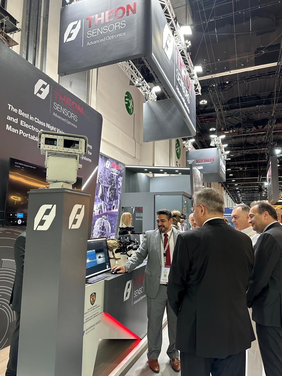 Στιγμιότυπο από το booth της THEON στην IDEX 2025 με το TALOS SR σε πρώτο πλάνο, μια προηγμένη λύση ISR (Intelligence, Surveillance & Reconnaissance) για χερσαίες εφαρμογές.