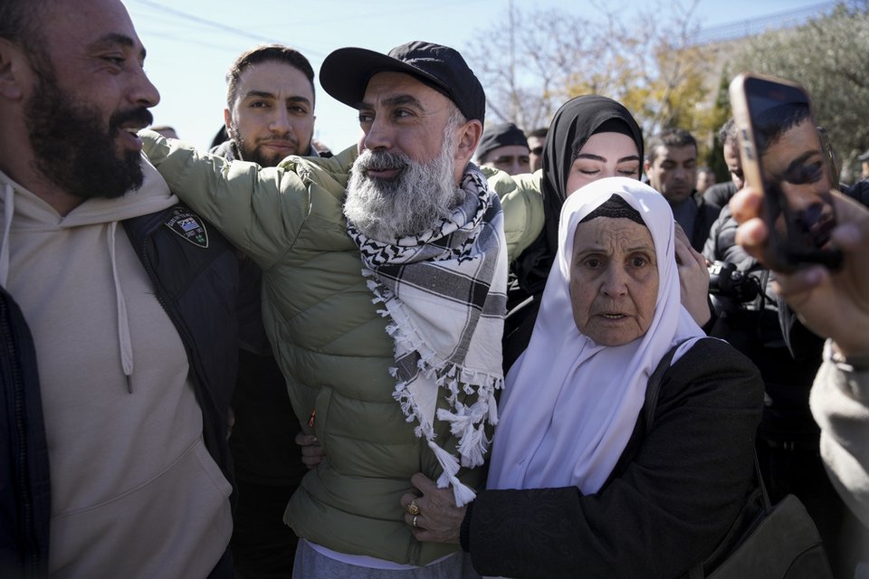 Oι άντρες χαιρέτησαν το πλήθος το οποίο είχε έρθει για να τους υποδεχθεί