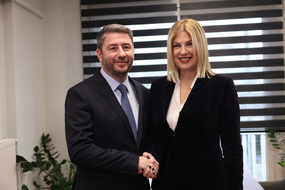 Ο Νίκος Ανδρουλάκης υποδέχεται στο ΠΑΣΟΚ τη βουλευτή Ράνια Θρασκιά/Eurokinissi