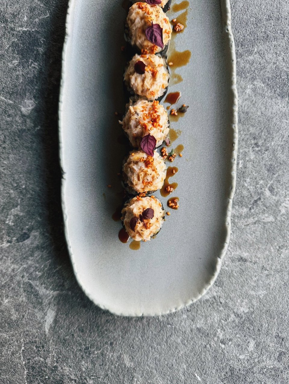 Το sushi φτιάχνεται μπροστά στον πελάτη από τον εξαιρετικό Γιάννη Νεζιράι