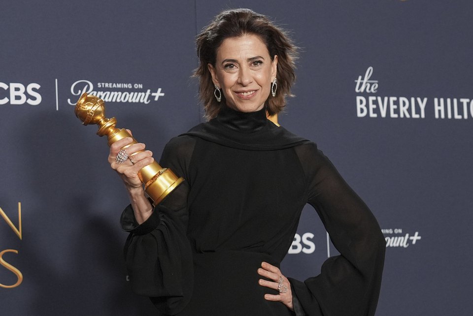 Η Fernanda Torres ποζάρει με το βραβείο καλύτερης ερμηνείας από γυναίκα ηθοποιό σε δραματική ταινία για το «I'm Still Here