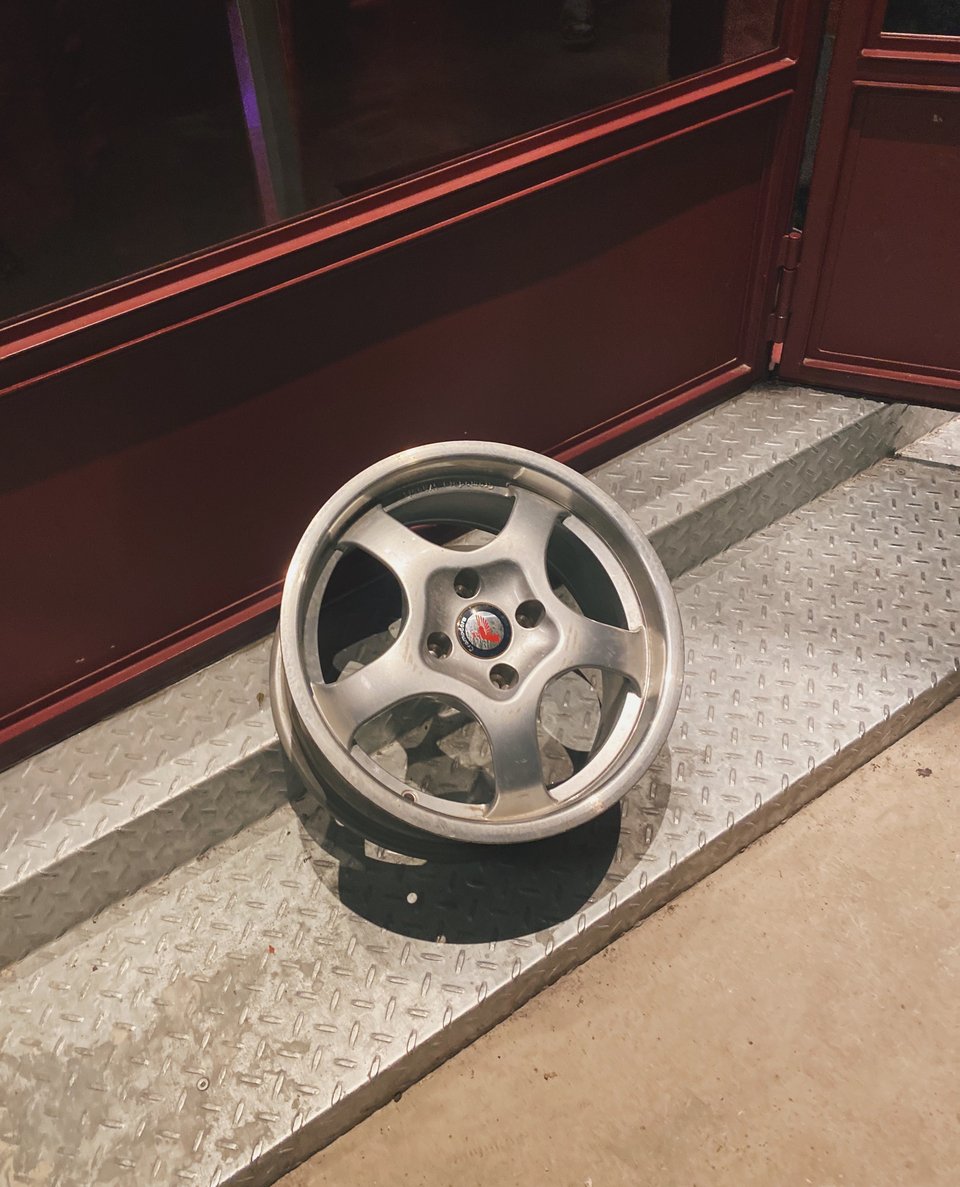  Μια παλιά ζάντα δίνει το στίγμα στην είσοδο / Φωτογραφία: Μάνος Λειβαδάρος/iefimerida