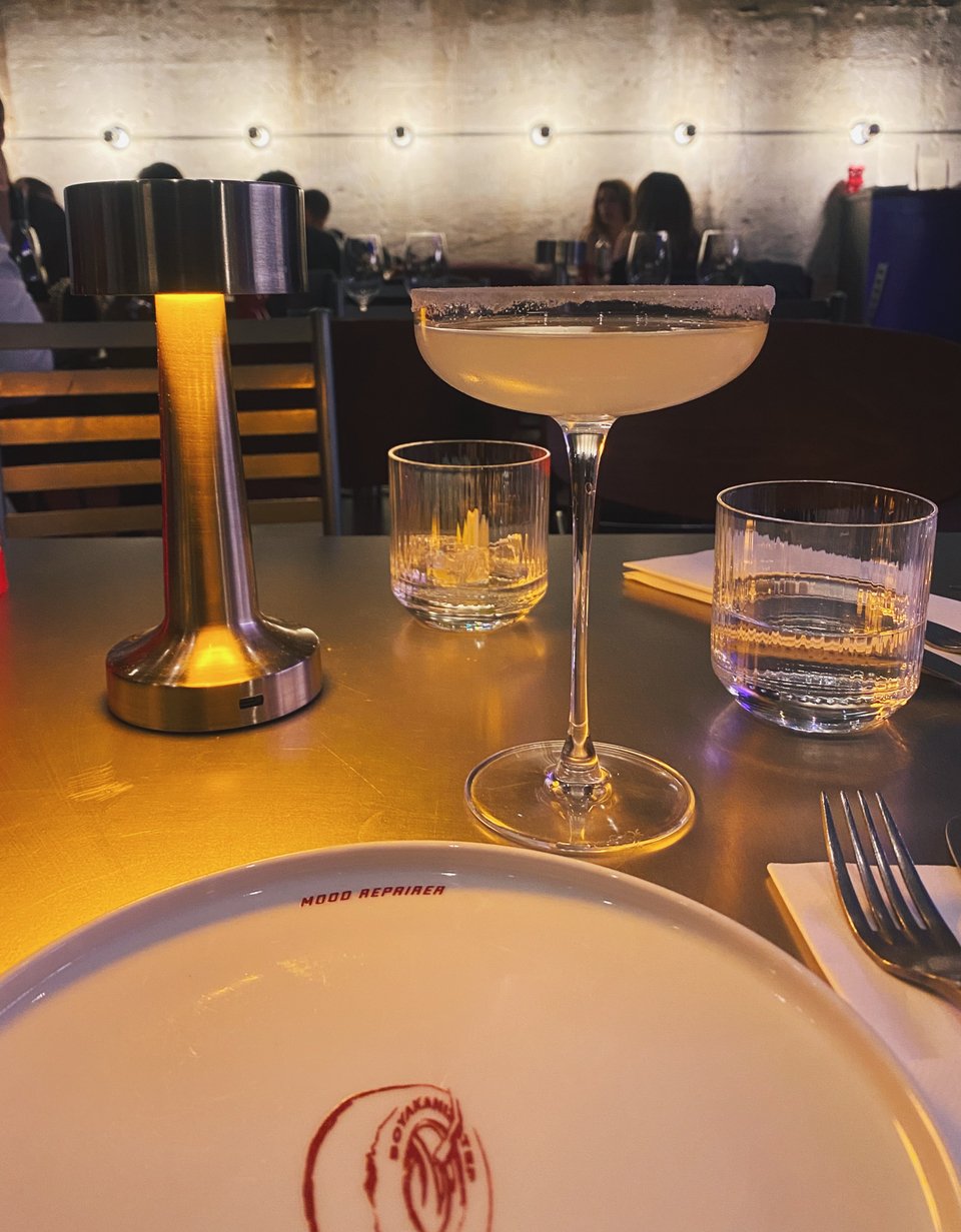 Οι τοίχοι από εμφανές μπετόν έμειναν από το παλιό βουλκανιζατέρ / Φωτογραφία: Μάνος Λειβαδάρος/iefimerida