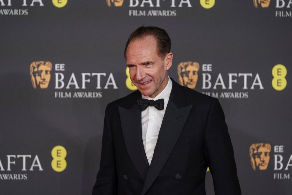 Ο Ρέι Φάινς στα BAFTA 2025 / Invision via AP
