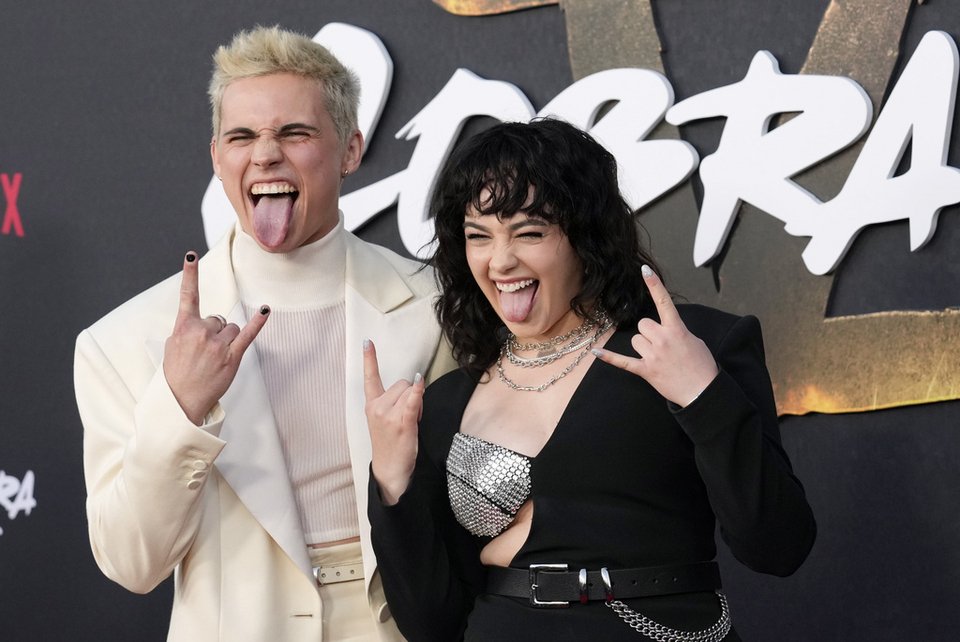 Ο Tanner Buchanan και η Mary Mouser από το «Cobra Kai», ποζάρουν μαζί στην πρεμιέρα της 6ης σεζόν της σειράς του Netflix