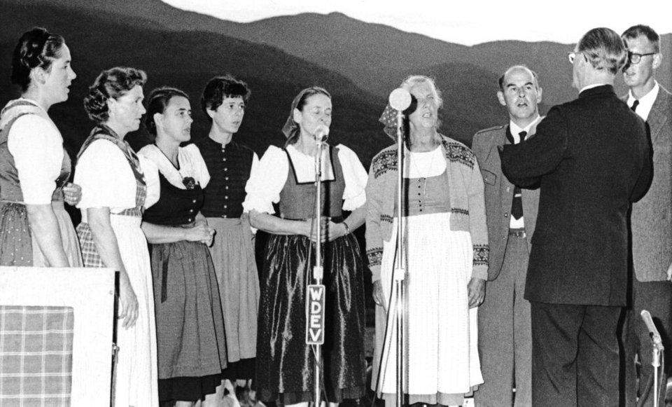 Αυτή η φωτογραφία αρχείου της 5ης Αυγούστου 1966 δείχνει τα μέλη της οικογένειας Trapp να δίνουν μια δημόσια συναυλία