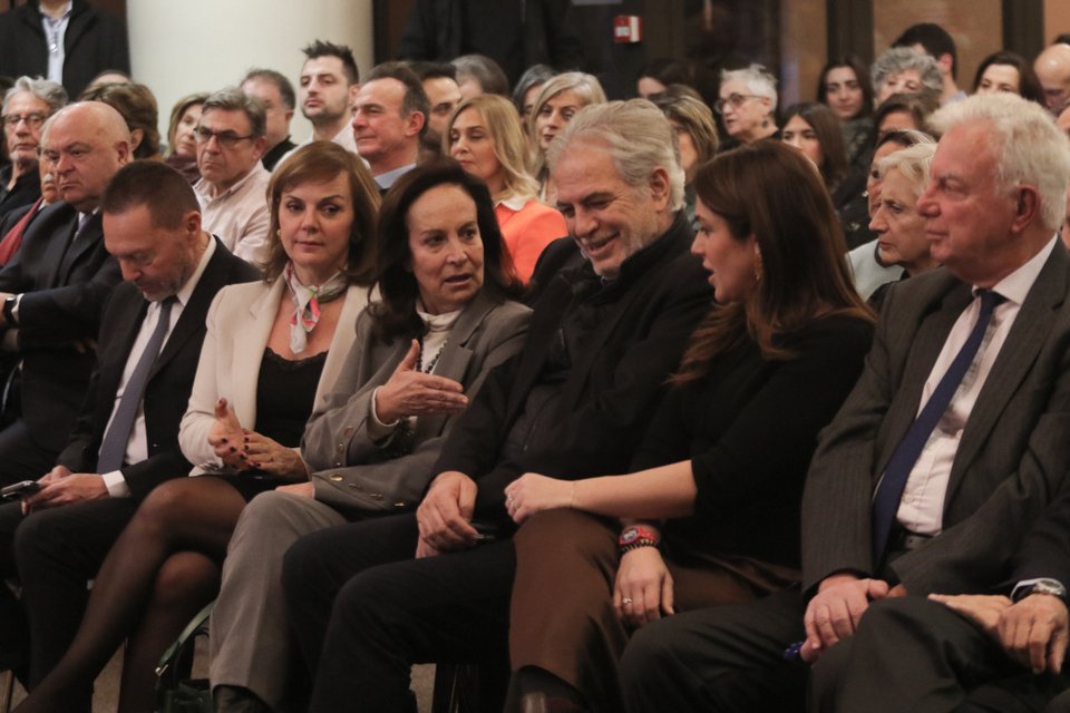 Η Άννα Διαμαντοπούλου μιλά με τη Δόμνα Μιχαηλίδου, ανάμεσά τους ο Χρήστος Στυλιανίδης/Eurokinissi