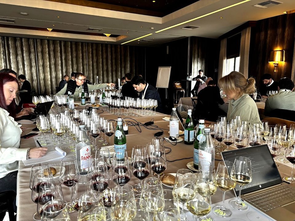 Wine experts δοκιμάζουν ελληνικά κρασιά σε «τυφλή» δοκιμή