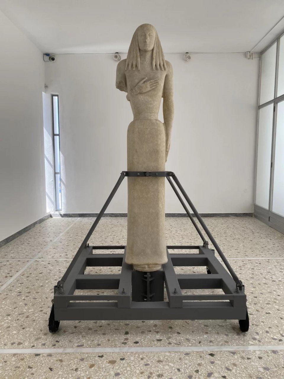 Η Κόρη της Θήρας, το αριστουργηματικό άγαλμα, στο Αρχαιολογικό Μουσείο Θήρας
