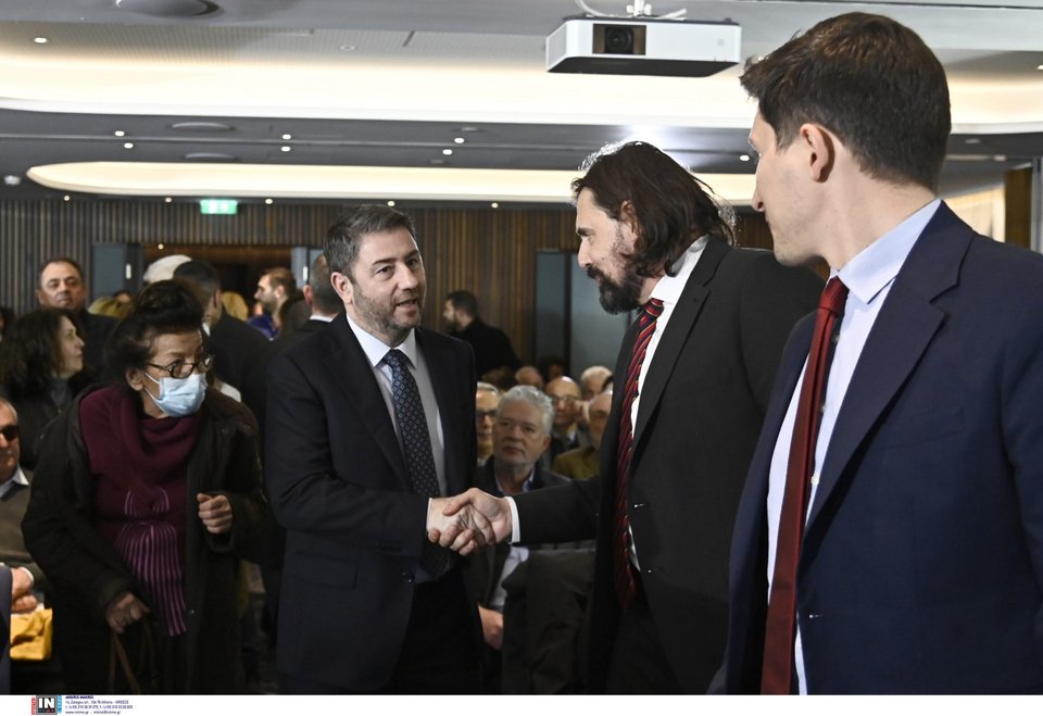 Ο Νίκος Ανδρουλάκης χαιρετά τον Πέτρο Παππά