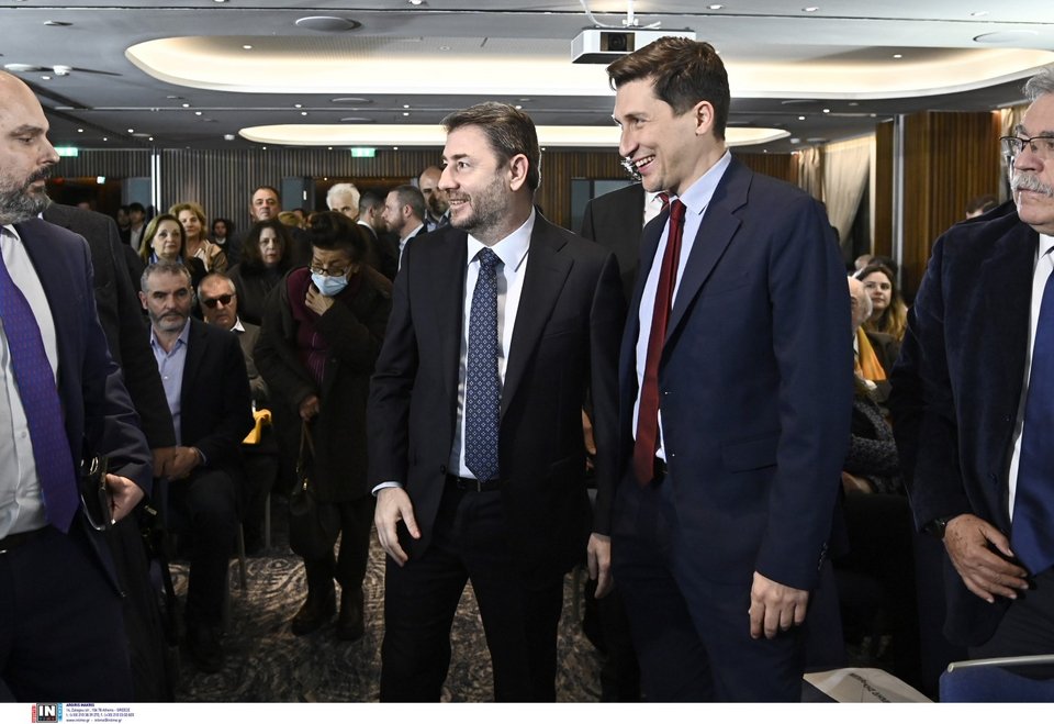 Ο Νίκος Ανδρουλάκης με τον Παύλο Χρηστίδη που ορίστηκε τρίτος κοινοβουλευτικός εκπρόσωπος του ΠΑΣΟΚ