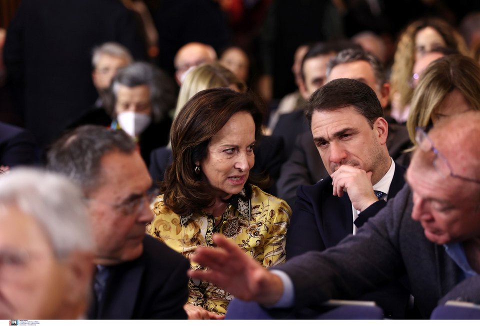 Η Άννα Διαμαντοπούλου με τον εκπρόσωπο του ΠΑΣΟΚ Δημ. Τσουκαλά