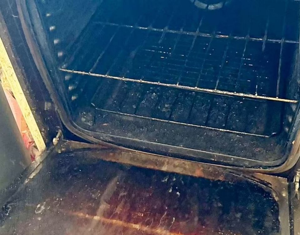 Σε άθλια κατάσταση και ο φούρνος της κουζίνας