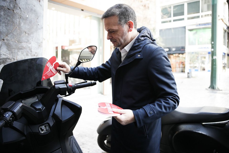 Ο Χάρης Δούκας υπέγραψε το δικό του μήνυμα, το οποίο ανέφερε: «Αγάπη δεν είναι μόνοι οι σοκολάτες και τα λουλούδια. Είναι και να νοιάζεσαι τον συνάνθρωπό σου»