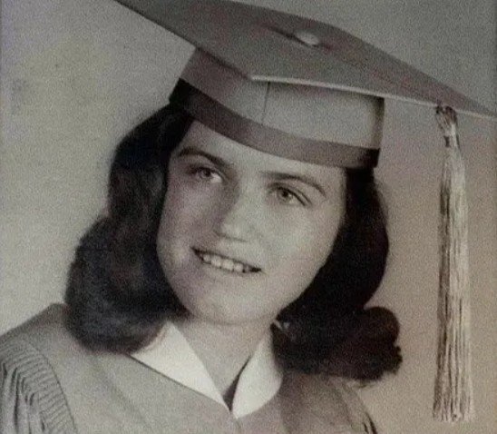 Η Edwarda κατά την αποφοίτησή της, λίγο πριν αρρωστήσει