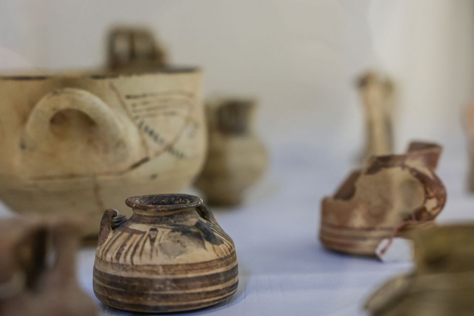 Τα ολιγάριθμα αγγεία Υστερο-γεωμετρικών χρόνων (8ος αι. π.Χ.) φέρουν γραμμική διακόσμηση