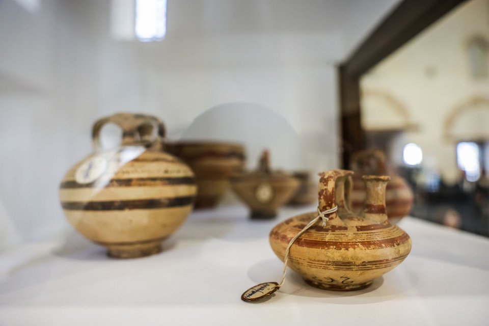 Τα αντικείμενα χρονολογούνται από τη Μυκηναϊκή περίοδο έως τους Κλασικούς χρόνους