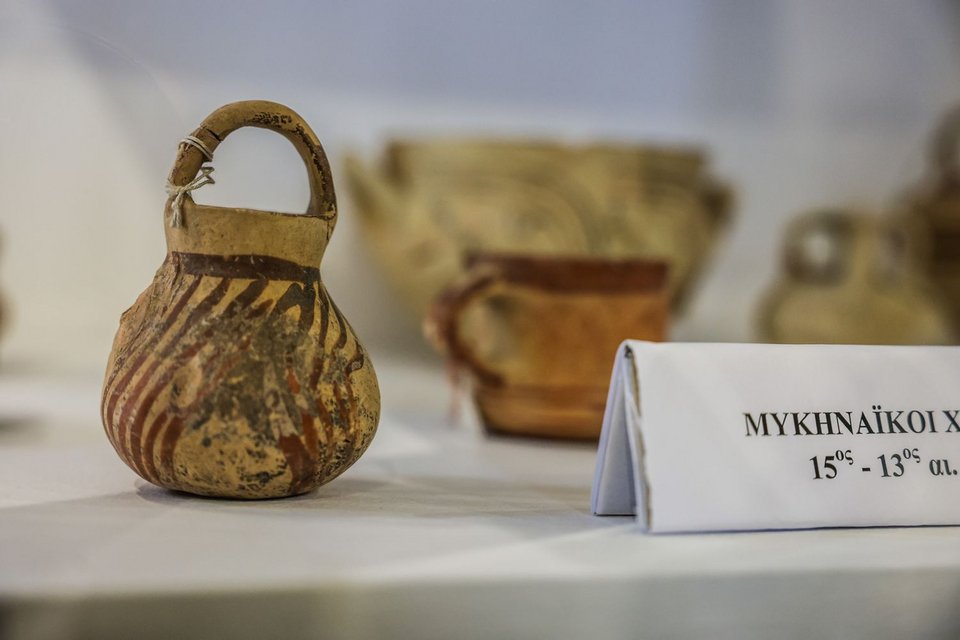 Τα αντικείμενα χρονολογούνται από τη Μυκηναϊκή περίοδο έως τους Κλασικούς χρόνους