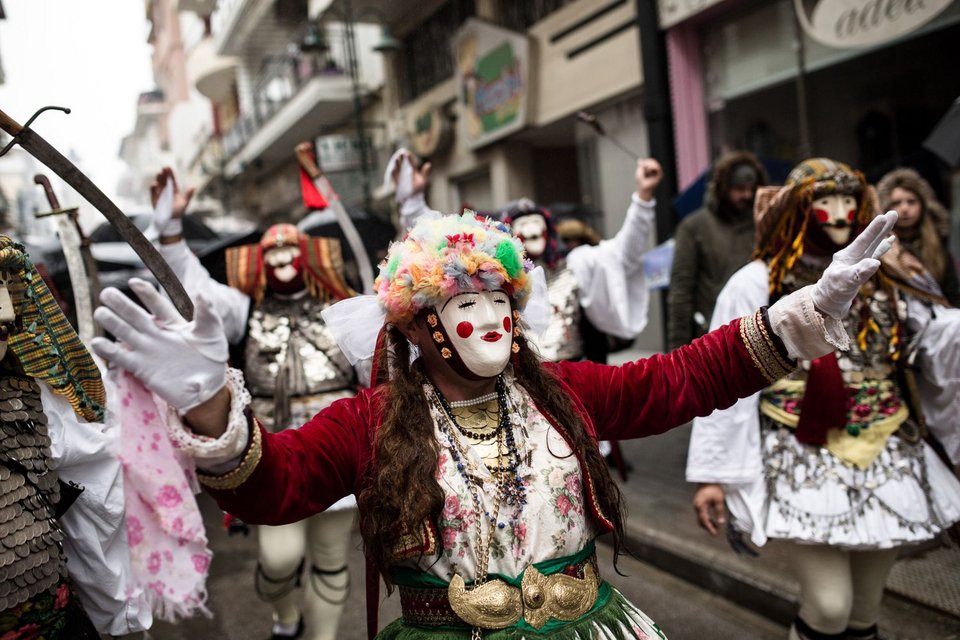 Κύριο ρόλο έχει η «Μπούλα» (νύφη), την οποία υποδύεται άνδρας ντυμένος με φαρδιά φουστάνια και με «πρόσωπο» στολισμένο με τούλια και λουλούδια