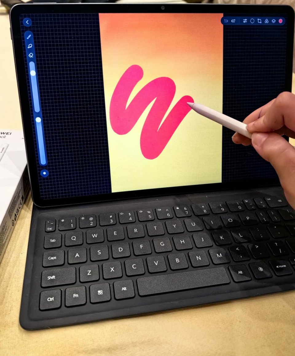 Χάρη στο Huawei M-Pencil, το οποίο μπορείτε να χρησιμοποιήσετε σαν πινέλο, θα φτιάξετε τις δικές σας ζωγραφιές με την εφαρμογή GoPaint