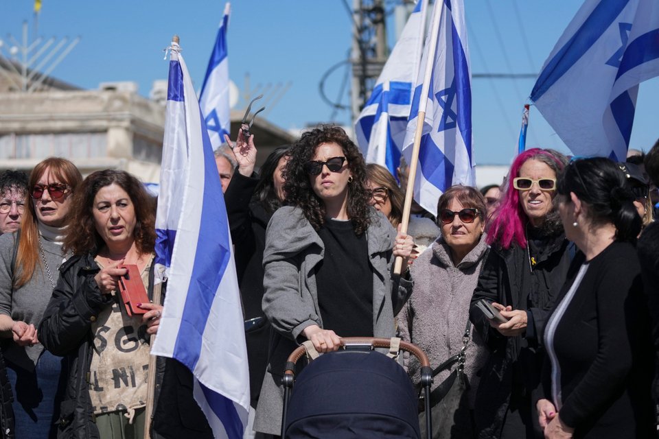 Κόσμος που παραβρέθηκε στην κηδεία του Ισραηλινού ομήρου Όντεντ Λίφσιτς/AP