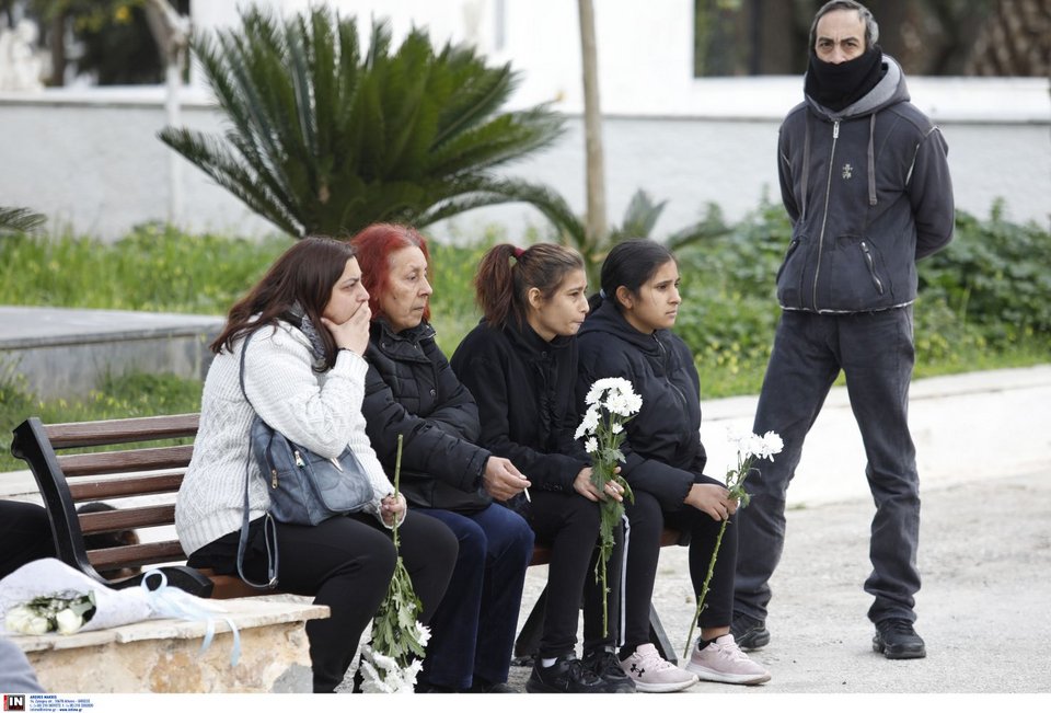 Με λευκά λουλούδια στο τελευταίο «αντίο»