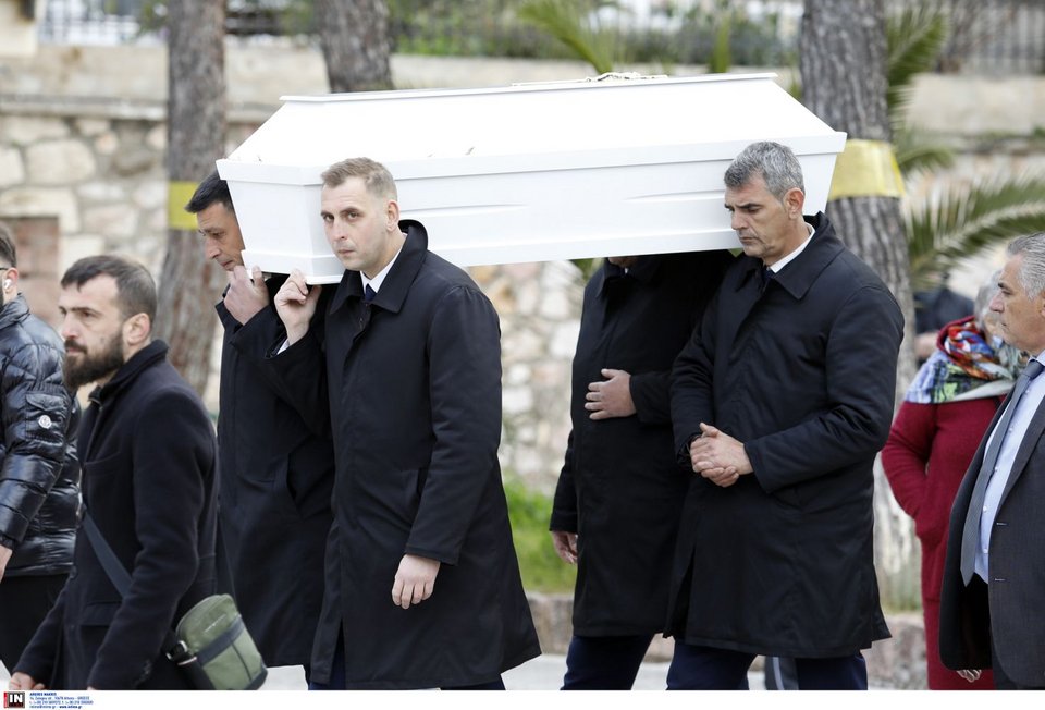 Η κηδεία του τρίχρονου Άγγελου, που κακοποιήθηκε βάναυσα από τη μητέρα του και τον σύντροφό της, τελέστηκε στο κοιμητήριο της Καλλιθέας