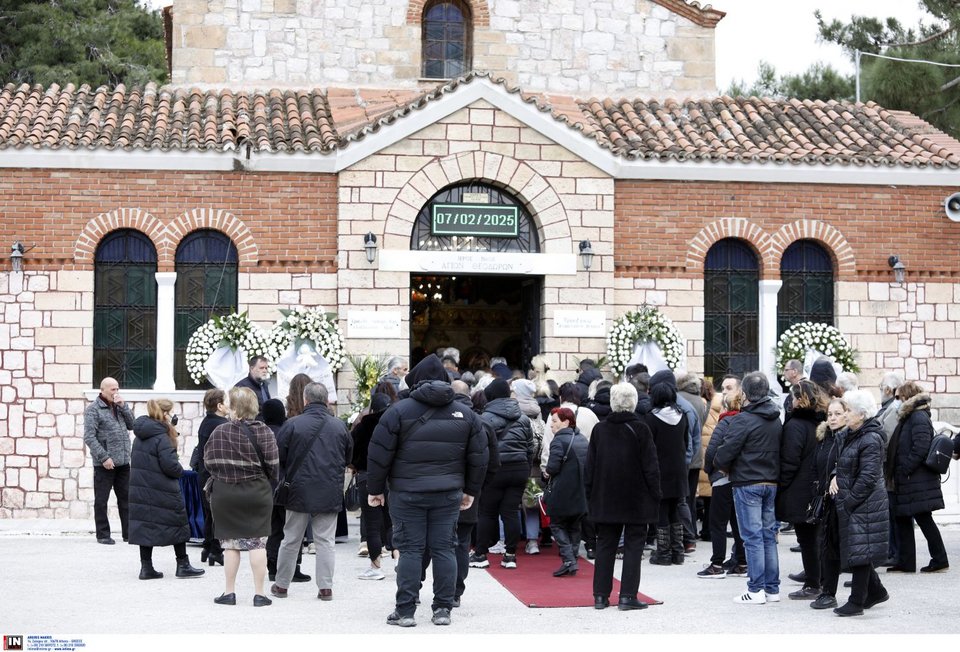 Άγνωστοι πήγαν να αποχαιρετήσουν το παιδί που κακοποιήθηκε βάναυσα