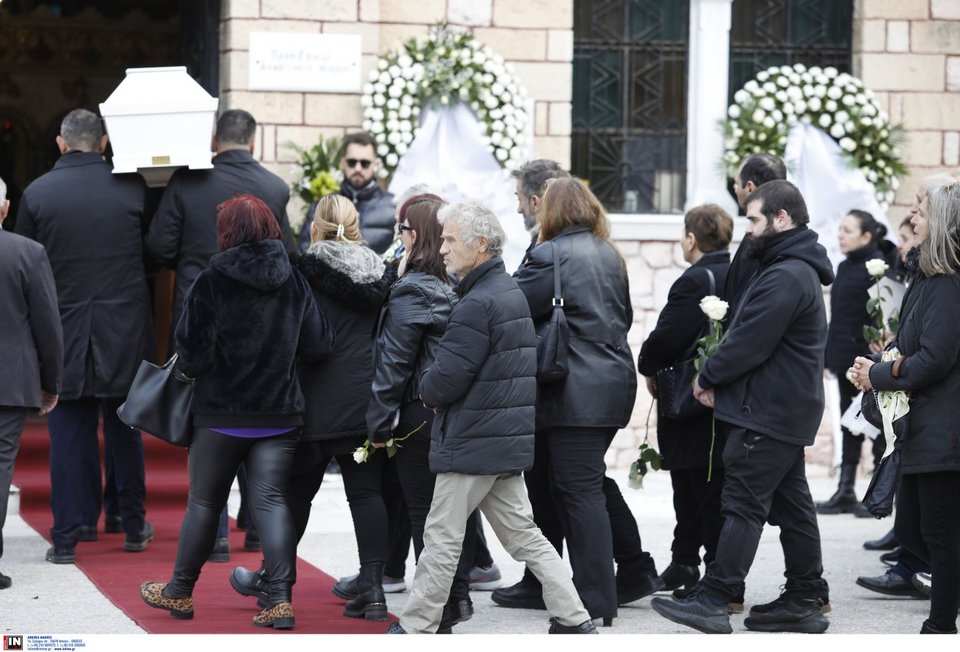 Στην εξόδιο ακολουθία ήταν παρούσα η γιαγιά του αλλά και πολίτες, οι οποίοι με ένα λευκό τριαντάφυλλο στα χέρια έσπευσαν να πουν το τελευταίο «αντίο»
