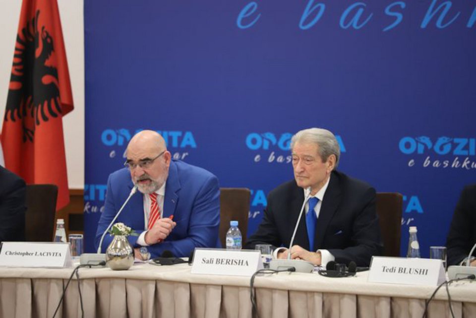 Ο Σαλί Μπερίσα προσέλαβε τον διευθυντή της καμπάνιας του Ντόναλντ Τραμπ -Ποιος είναι ο Chris LaCivita - iefimerida.gr