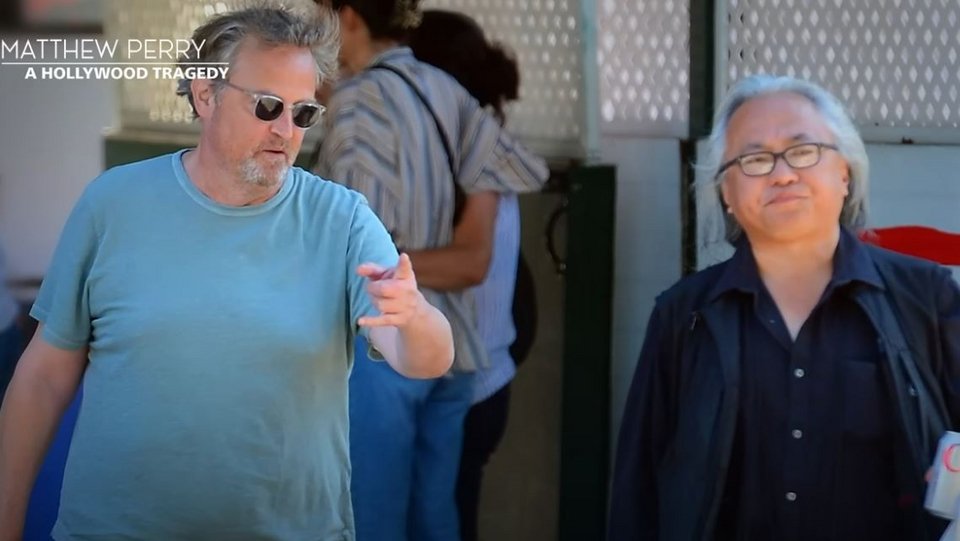 Ο Μάθιου Πέρι με τον βοηθό του