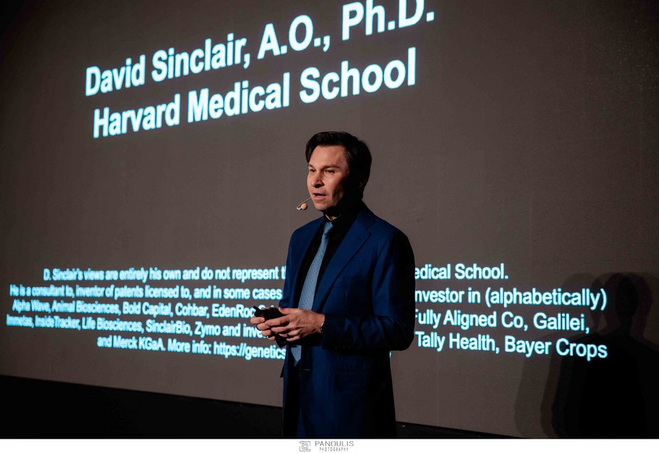 Ο Δρ. David Sinclair είναι ένας από τους πιο επιδραστικούς επιστήμονες παγκοσμίως, γνωστός για το έργο του στον έλεγχο της διαδικασίας γήρανσης.