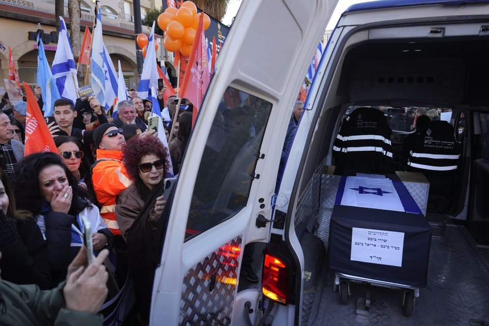 Χιλιάδες έχουν συγκεντρωθεί στους δρόμους στο Ισραήλ απ' όπου θα περάσει η νεκρική πομπή με τις σορούς της Σίρι Μπίμπας και των δύο μικρών αγοριών της