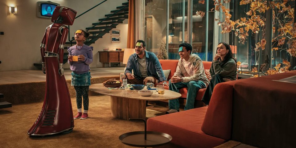 Το ρομπότ της σειράς του Netflix μαζί με την οικογένεια, παίζουν παιχνίδια στο σαλόνι