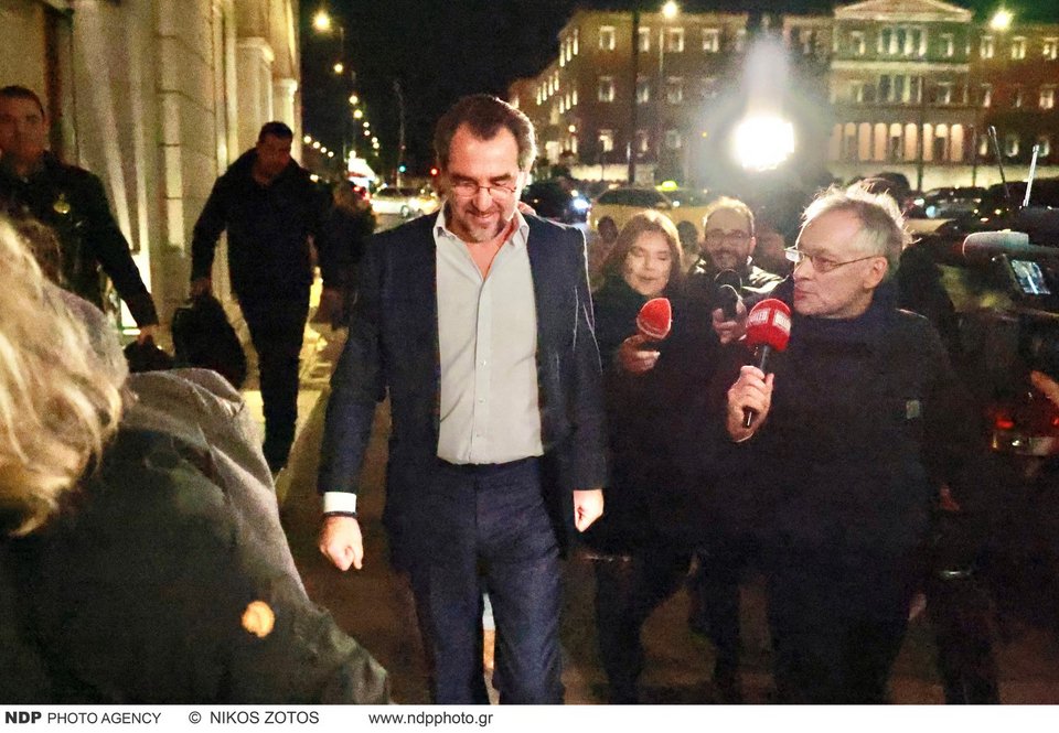 Ο Νικόλαος ντε Γκρες μπαίνει στο ξενοδοχείο «Μεγάλη Βρεταννία» για το δείπνο / Φωτογραφία: NDPPHOTO / ΝΙΚΟΣ ΖΟΤΟΣ