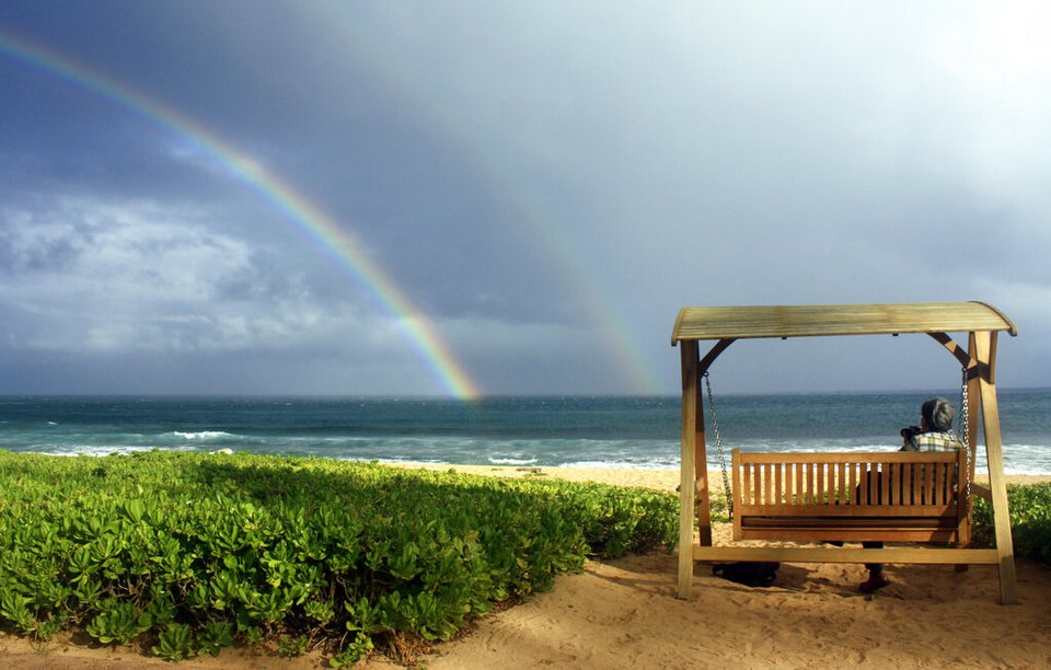 Oυράνια τόξα στην παραλία Shipwreck's Beach, Grand Hyatt Kauai στη Χαβάη