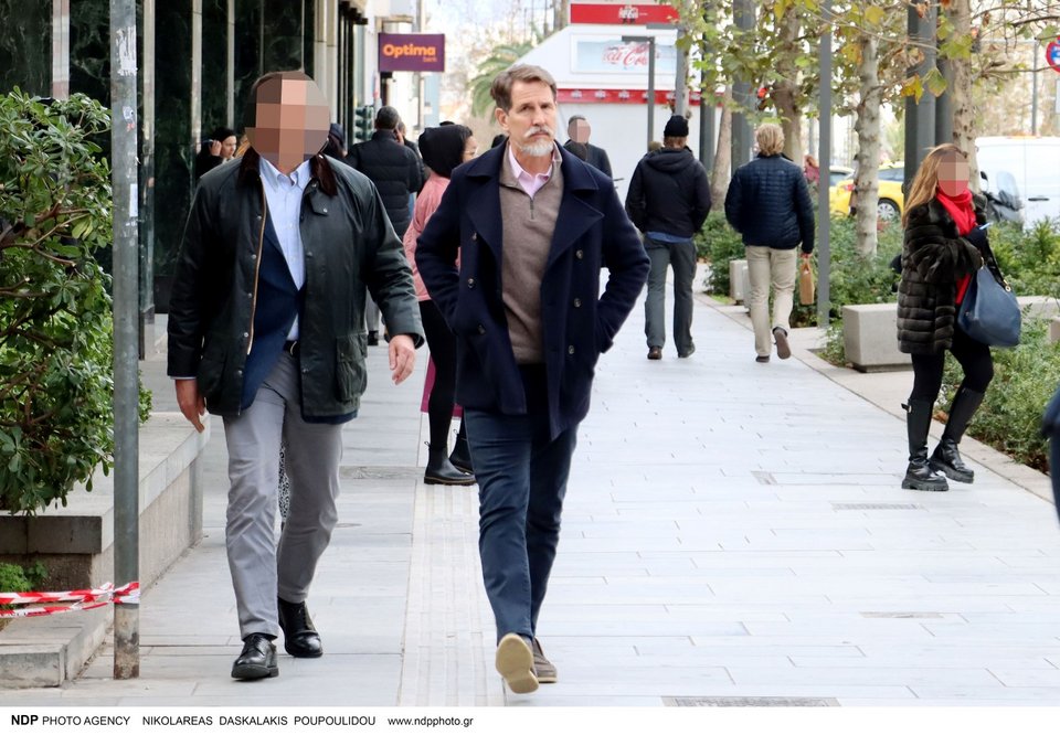 Ο Παύλος Ντε Γκρες απολαμβάνει τη βόλτα του στην Αθήνα