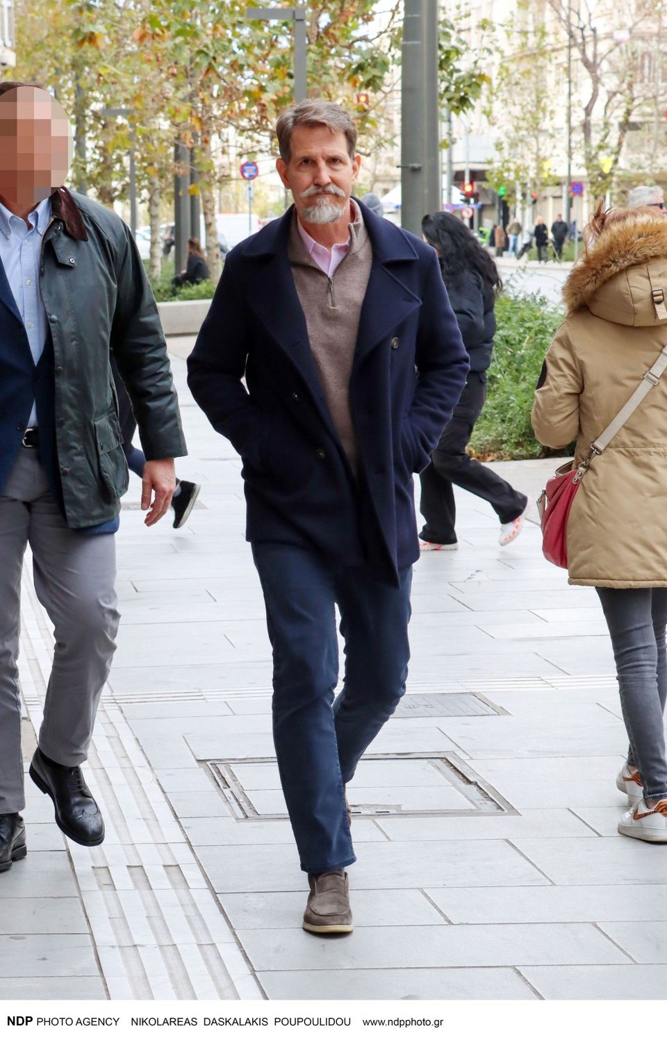 Ο φωτογραφικός φακός κατέγραψε τον Παύλο Ντε Γκρες στη διάρκεια ενός περίπατου