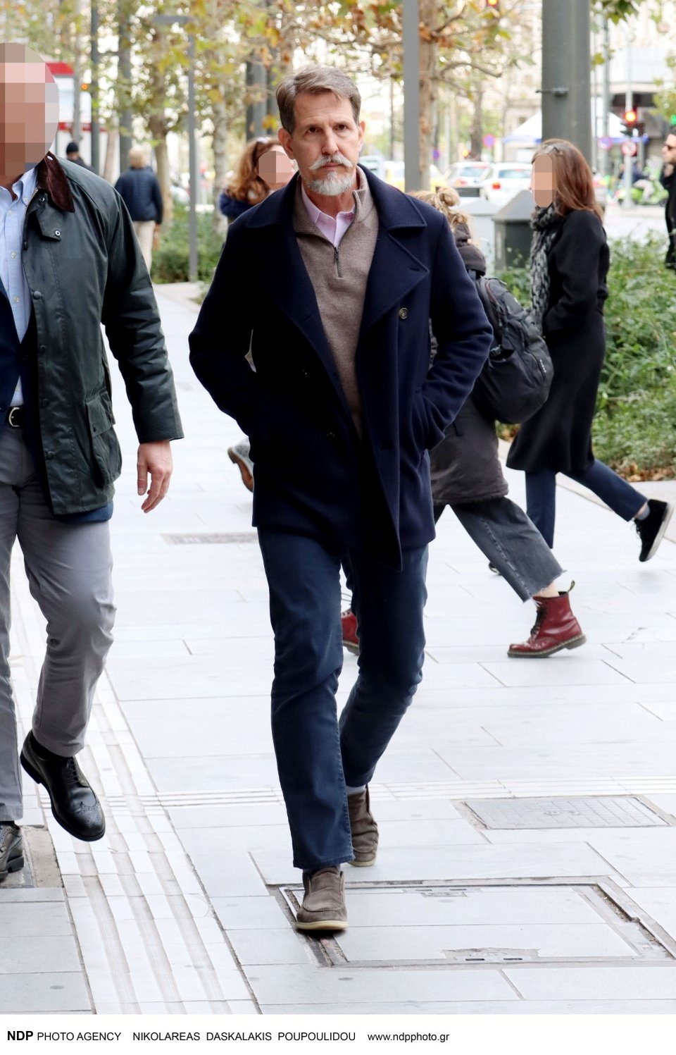 Ο Παύλος Ντε Γκρες προχωρά με τα χέρια στις τσέπες για να προστατευθεί από το κρύο