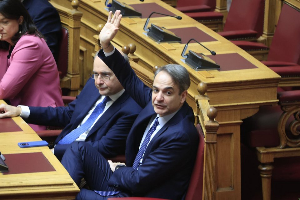 Η στιγμή κατά την οποία ο πρωθυπουργός ψηφίζει υπέρ του Κώστα Τασούλα