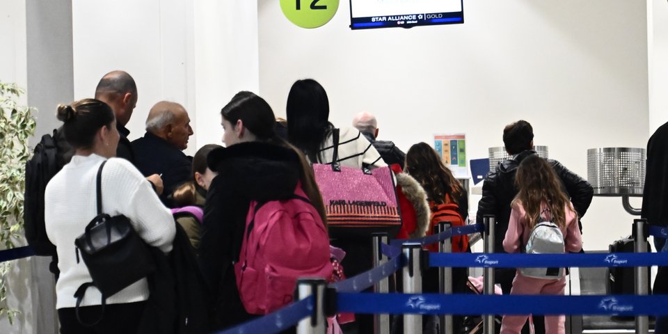 Kόσμος αναχωρεί από το αεροδρόμιο της Σαντορίνης εξαιτίας της έντονης σεισμικής δραστηριότητας (ΚΩΣΤΑΣ ΤΖΟΥΜΑΣ/EUROKINISSI)