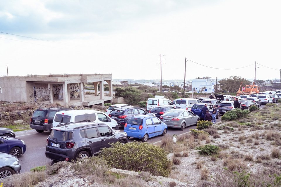 Ουρές χιλιομέτρων στο δρόμο για το λιμάνι της Σαντορίνης / Φωτογραφία: EUROKINISSI