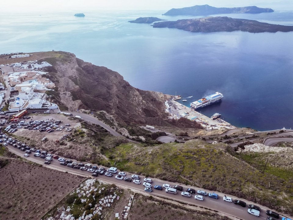 Ουρές χιλιομέτρων στο δρόμο για το λιμάνι της Σαντορίνης / Φωτογραφία: EUROKINISSI