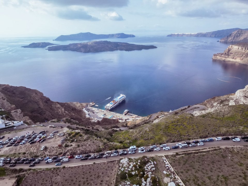Ουρές χιλιομέτρων στο δρόμο για το λιμάνι της Σαντορίνης / Φωτογραφία: EUROKINISSI
