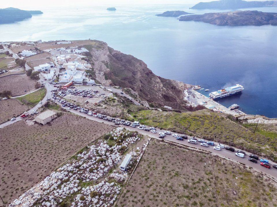 Ουρές χιλιομέτρων στο δρόμο για το λιμάνι της Σαντορίνης / Φωτογραφία: EUROKINISSI