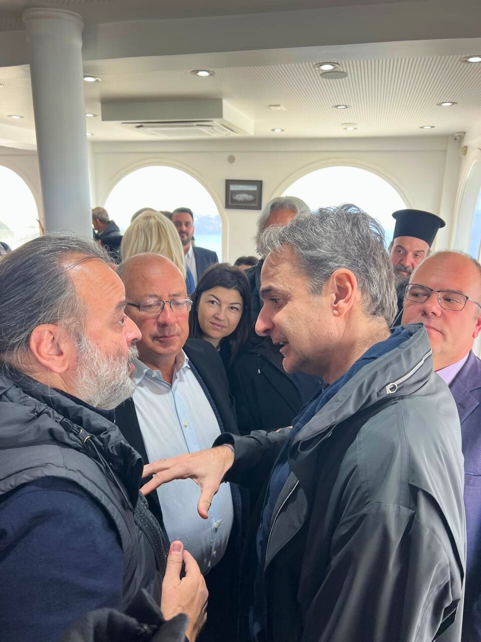 Ο Πρωθυπουργός Κυριάκος Μητσοτάκης συνομιλεί με τον Υπεύθυνο Στρατηγικού Σχεδιασμού και Ανάπτυξης της SEAJETS, Μάριο Ηλιόπουλο