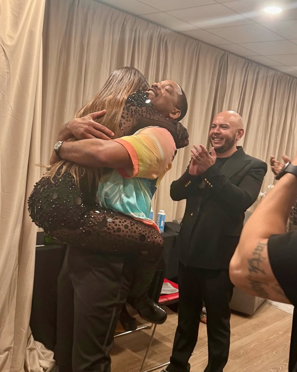 H τραγουδίστρια στην αγκαλιά του Γουίλ Σμιθ