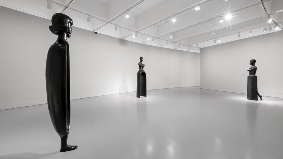 Vessel, Bisi, Herm, τα τρία έργα της Simone Leigh από τα δεξιά προς τα αριστερά / φωτογραφία Timothy Schenck